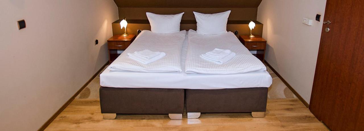 Hotel Tyniecki Краков Экстерьер фото